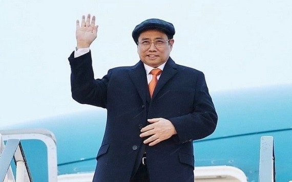 當地時間10月31日，承載政府總理范明政與越南高級代表團專機抵達蘇格蘭普雷斯蒂克機場。（圖源:武成）