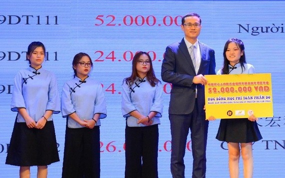 雒鴻大學向大學生派發“中國語言企業獎學金”。