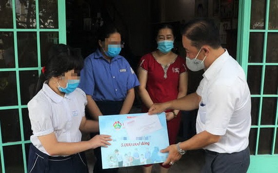 “對你的愛”計劃探望並給黎黃美安捐贈500萬元。