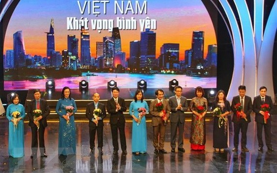 黨中央書記處常務書記武文賞及武德膽副總理代表黨和國家領導向抗疫一線的醫護人員獻花表達感恩和敬意。（圖源：越通社）