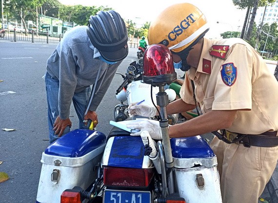 市交警力量巡邏及處理交規違反者。