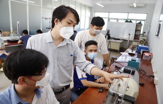 老師指導應屆畢業生實習。（圖源：TTO）