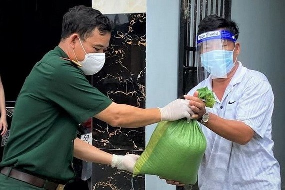 疫情期間向租房者分發大米。