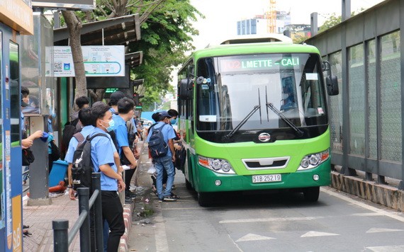 圖為2020年底，一輛102號線巴士在咸宜街上的臨時停靠站停靠接客。（圖源：嘉明）