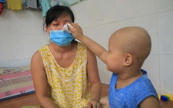 看到母親流淚，懂事的仲仁給母親擦擦淚水。