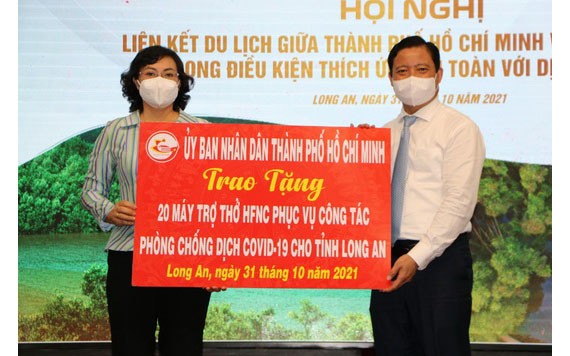 市人委會副主席潘氏勝（左）代表本市向隆安省捐贈20台呼吸機，為該省防疫工作服務。