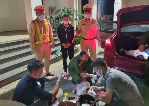 被抓獲的毒品販運嫌犯夏柏內（後中）見證職能力量搜查毒品證物。（圖源：警方提供）