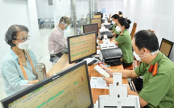 民眾在“新常態”期間辦理護照簽發手續。