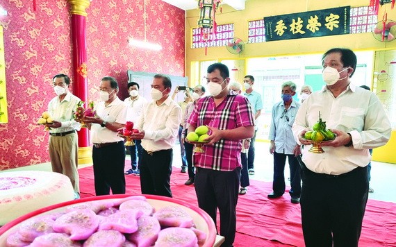 林松耀理事長與全體理監事拜祭祖先。