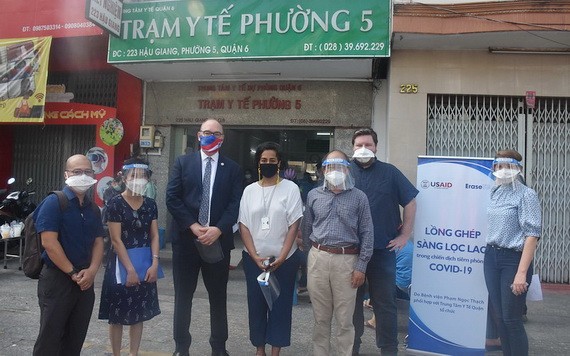 美國駐本市代總領事羅伯特‧格林南視察第六郡第五坊醫療站開展新冠疫苗接種計劃與肺結核篩查相結合的活動。（圖源：PV）