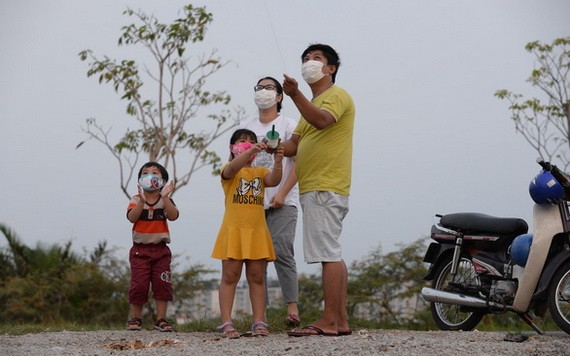 其樂融融的一家４口的幸福生活。