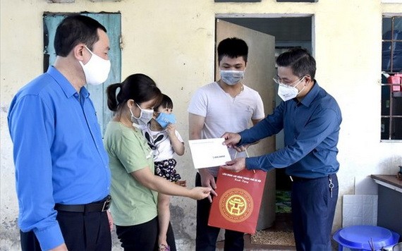 越南勞動總聯團領導探望和慰問貧困勞工。（圖源：勞動報）