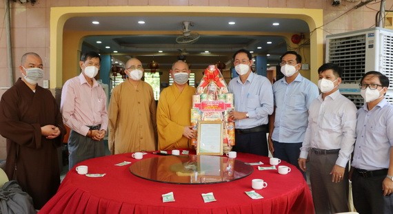 阮成忠副主席向釋慧功和尚贈送禮物與感謝狀。