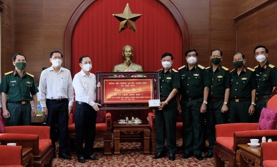 守德市委書記阮文孝向第七軍區司令部贈送紀念禮物表達感恩之心。（圖源：文明）