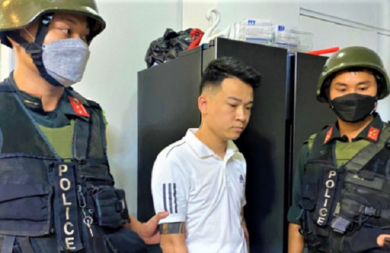 特大網上賭博團夥頭目杜玉河（中）被捕。（圖源: 警方提供）