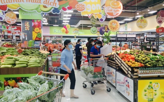 民眾到Co.opXtra連鎖超市購物。