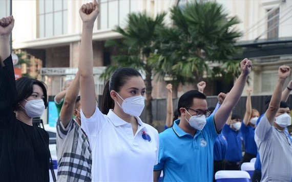 與會代表示範“戰勝新冠恐懼”體操法。（圖源：萱阮）