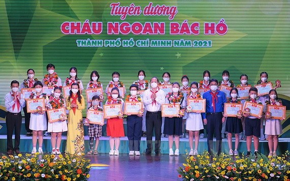 市委副書記阮胡海（前中）向本市模範少兒頒發獎狀。（圖源：紅海）