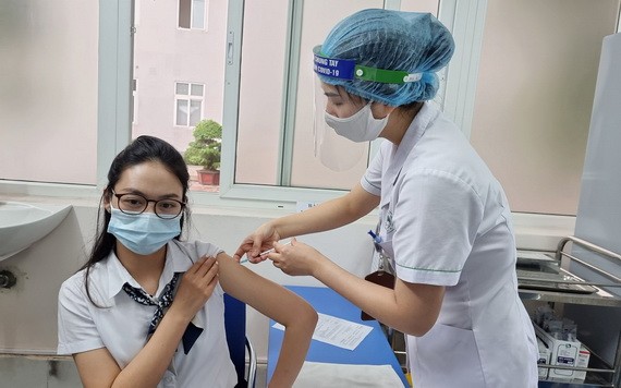 本市學生接種疫苗。（圖源：秋莊）