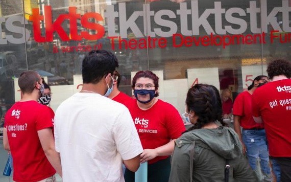 當地時間9月14日，因疫情關閉一年多的百老匯舞台重新點亮，多個經典劇目再次與觀眾見面。（圖源：互聯網）