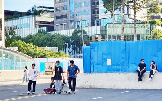 在第一郡黎利街與阮惠步行街路口有一群少年聚眾但不佩戴口罩。