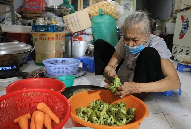 年邁夫妻的善舉 ảnh 1