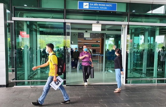 乘搭飛機抵達富國島的遊客走出機場大門。（圖源：國平）