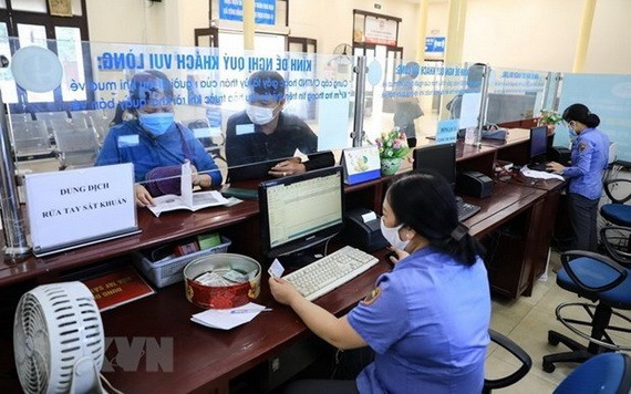 乘客在河內火車站售票處購買車票。（圖源：越通社）
