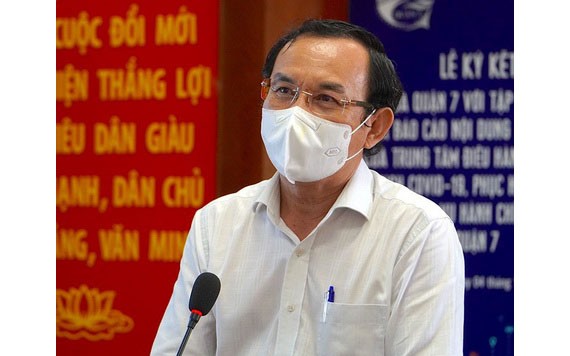 市委書記阮文年在第七郡人委會發表講話。