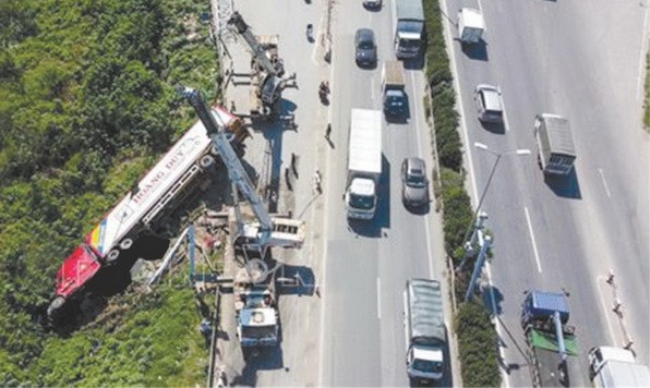 集裝箱車在河內環市三路側翻