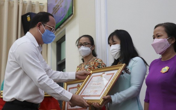 市委副書記阮胡海為2016-2020年階段“全民團結建設新農村與文明都市”運動取得傑出成績的集體與個人頒贈獎狀。