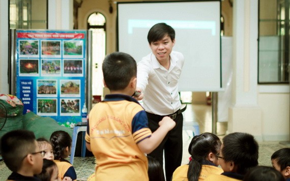 心理學講師黎明勳碩士給學生教導生活技能。