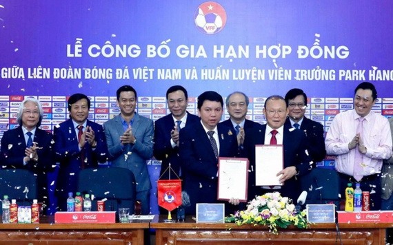 VFF與朴恒緒教練續約公佈儀式。（圖源：VFF）