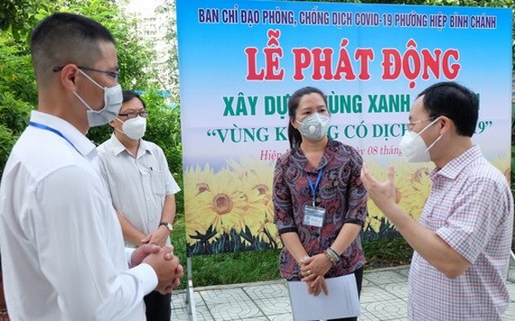 守德市委書記阮文孝（右）檢查、監察黨委、基層政府領導的活動。