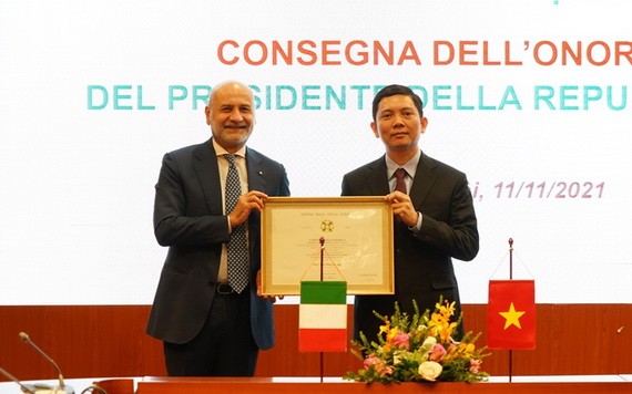 意大利駐越南大使安東尼奧.亞歷山德羅向越南社會科學翰林院主席裴日光轉授意大利總統“意大利之星”騎士勳章。（圖源：V.A）