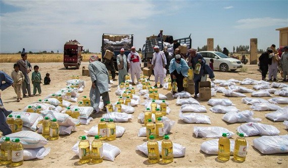 巴基斯坦外長警告稱阿富汗經濟瀕臨崩潰。圖為阿富汗人民接受援助畫面。（圖源：互聯網）