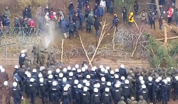 波蘭與白俄羅斯邊境大批難民進退不得。（圖源：互聯網）