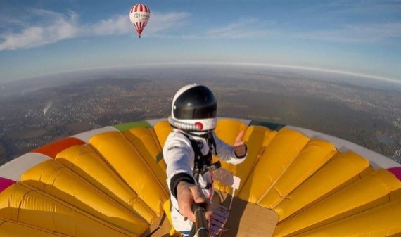 男子站熱氣球頂部升空破創紀錄