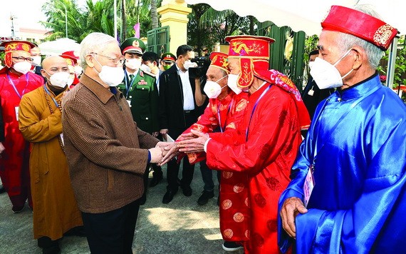 黨中央總書記阮富仲與鄉民交談。（圖源：越通社）