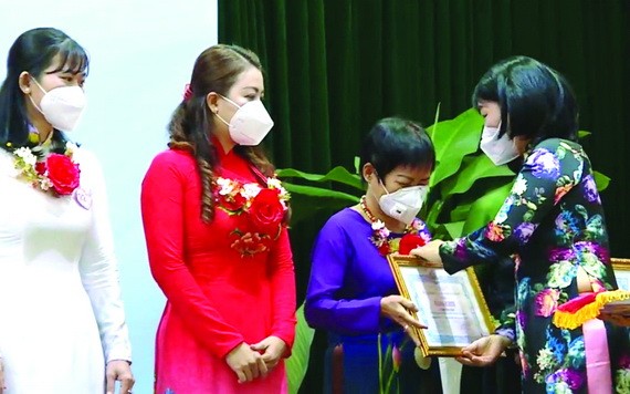 華人婦女應氏蓮獲表彰。