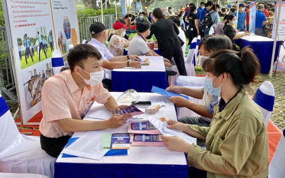 組委會向青年勞動者介紹就業。（圖源：越通社）