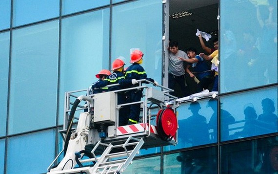 消防力量在高層公寓解救遭遇火警的居民。