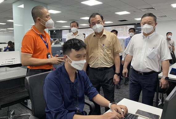 市委書記阮文年前往探望FPT軟件有限責任公司。