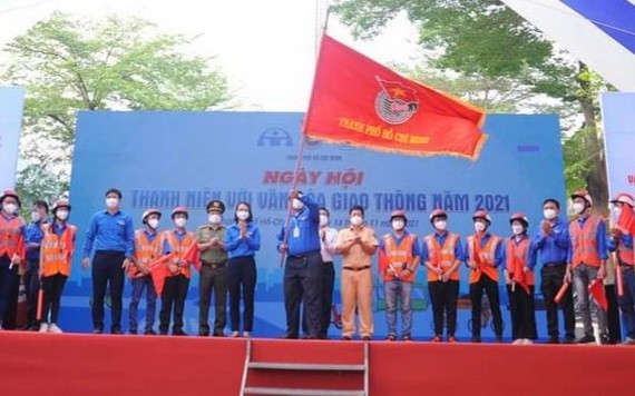 本市“青年與交通文化”盛會與交通治安高峰行動發起儀式。（圖源：M. Hiệp）