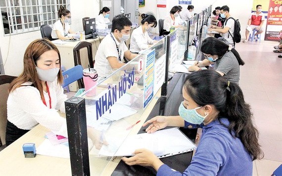 勞工在新平郡保險機關分支機構辦理享失業津貼的手續。