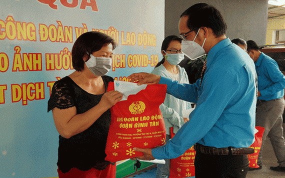 平新郡勞動聯團代表向因新冠肺炎疫情而須暫緩履行勞動合同、休無薪假的勞工贈送禮物。