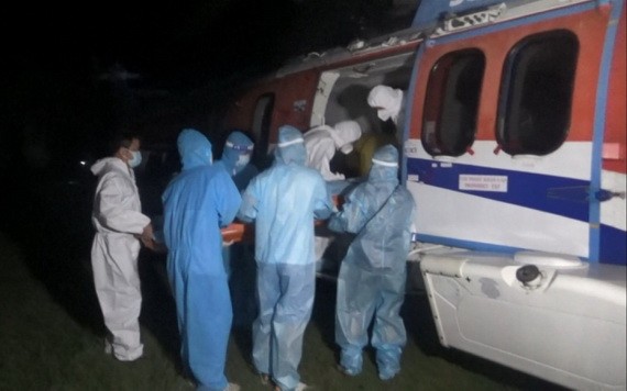 空運急救小組連夜安排把病人從島嶼運回陸地治療。（圖源：VOV）