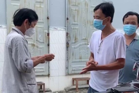 四叔向租客派發現金。