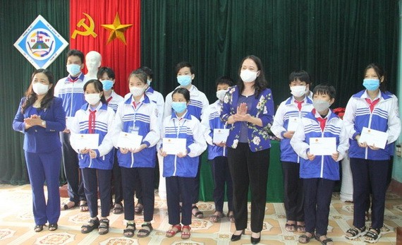 國家副主席武氏映春（前右二）向廣治省古城中學的清貧優秀生頒發助學金。（圖源：有成）