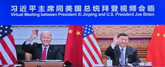 美國總統拜登(左)和中國國家主席習近平舉行視頻會晤。（圖源：新華社）